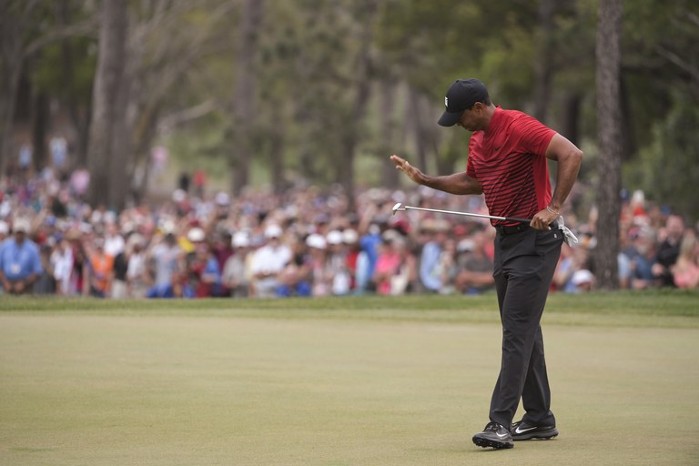 How can Tiger Woods leave a putt short at the worst possible time ...